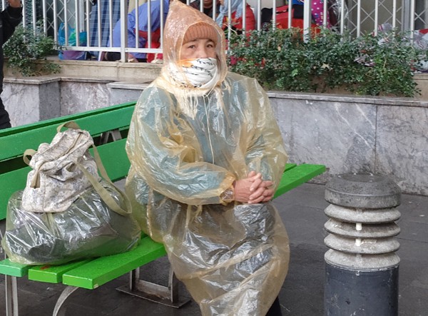 Rét cắt da cắt thịt, người nhà bệnh nhân co ro ngoài hành lang tìm cách trốn lạnh